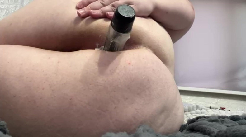 Chubbelle: 用橡胶假阳具操我的屁股