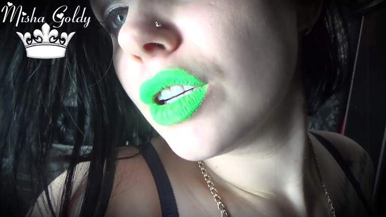 Goddess Misha Goldy: Neonová zelená rtěnka uctívání otroků