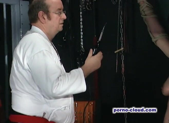 Porno Cloud: Reife sklavin im elektrostudio