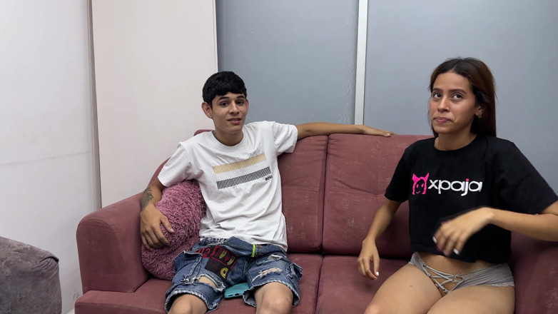 hopesex: 美丽的无辜拉丁女孩在自制色情片中首次亮相，制作她的荡妇的脸太棒了，她最终在她的阴户中射精
