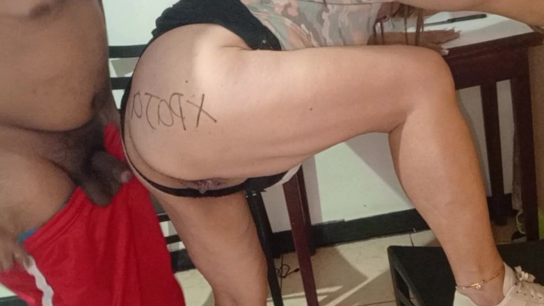 Milfta boohot: मेरी परिपक्व सौतेली मम्मी के साथ बात करते हुए, वह मुझे आमंत्रित करती है