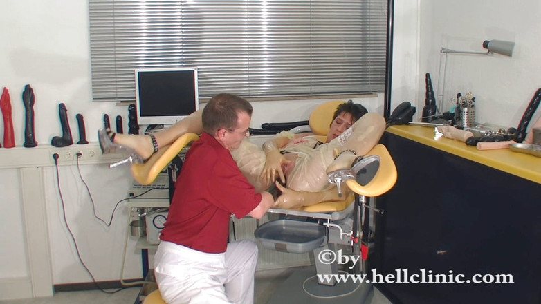Rubber & Clinic Studio - 1ATOYS: Perverzní anální fisting na gynekologické židli v latexu
