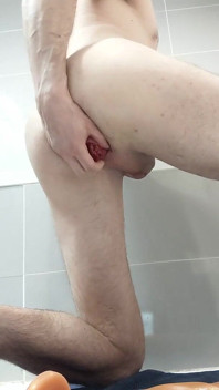 Saya menyembunyikan dildo besar di pantat saya