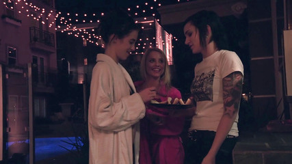 Leon Lambert Girls Twerk Parties CFNM: Un trío lésbico para el Halloween