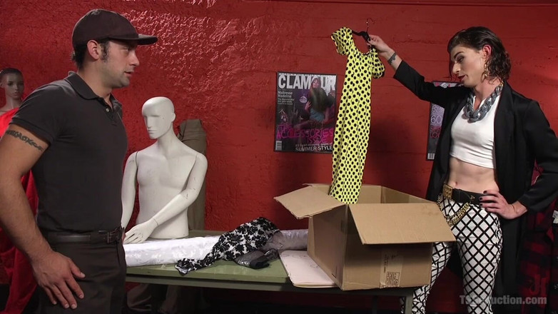 TS Seduction by Kink: Hardbodied TS Supermodel füllt lieferfahrerin mit ihrem hungrigen schwanz!