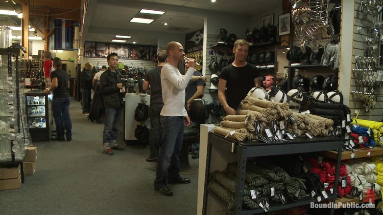 Bound in public: Jessie Colter dostaje gang wyruchany w sklepie skórzanym Mr S