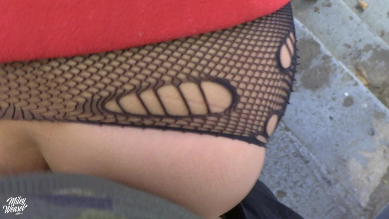 Miley Weasel: Une blonde excitée se fait baiser par un mec dans...