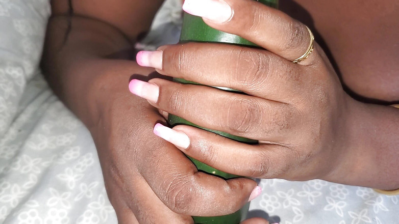 QUEENLYSSA: 令人惊叹的黄瓜射在我的菊花里