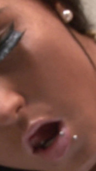 Brunetka Teen vypadá sexy v uniformě vysokoškolačky