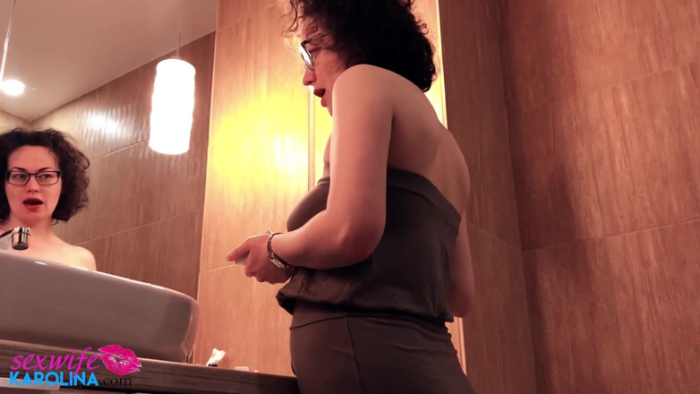 Oksana_Katysheva: Cewek sange rambut cokelat lagi asik nyepong dan masturbasi memeknya...