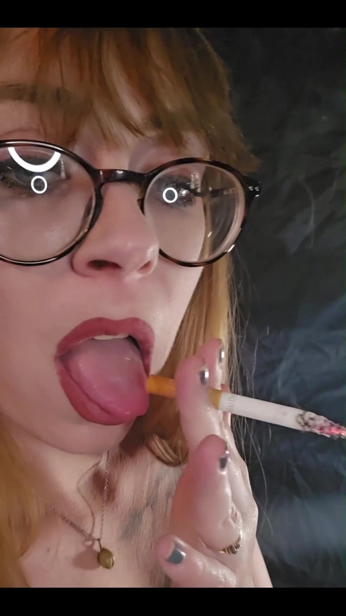 MistressThrope: Fumando vista laterale