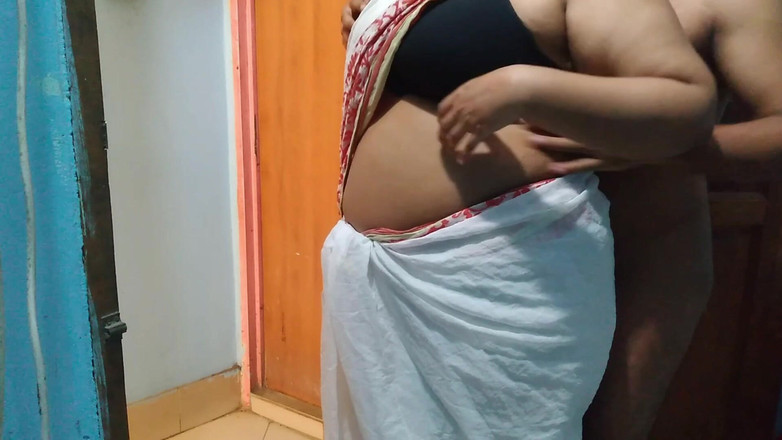 Aria Mia: 当我的好朋友的热辣熟女继母扫视我们的房间时，我操了她！