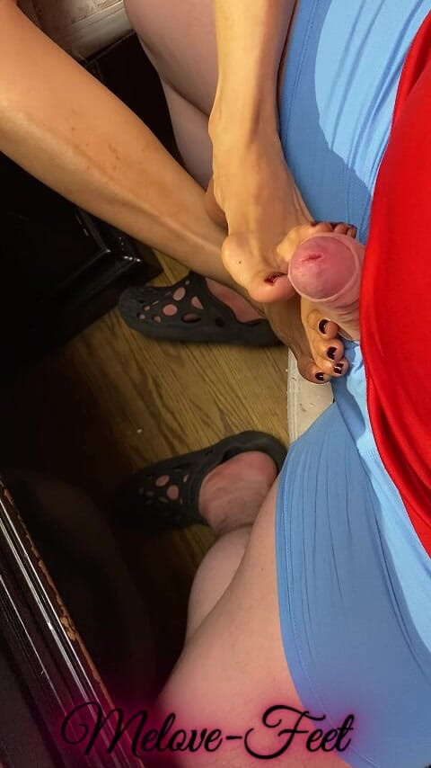 Naelor: Melove ngasih layanan footjob sama naelor dengan celana dalam biru...