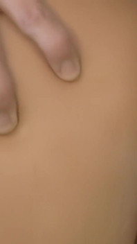 O gagică drăguță adoră călăreața inversă, vibratorul și pula uriașă