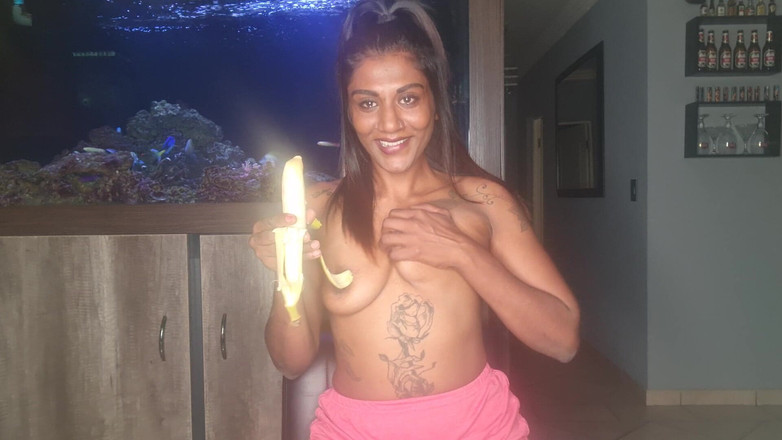 domslutfucker: 바나나를 빨고 딥쓰롯으로 젖탱이를 짜내는 토플리스 인도