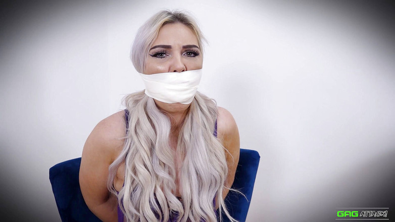 Gag Attack: Roxee - Mikrofoam mit klebeband geknebelt