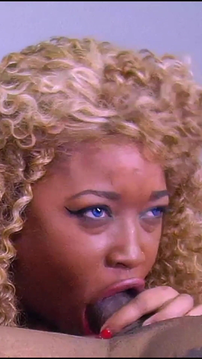 Super Hot Films: 新人のニーナ・リベラが初めてのクリスマスフェラを披露