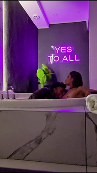 Olizování Prsou Ve Vířivce V Motelu