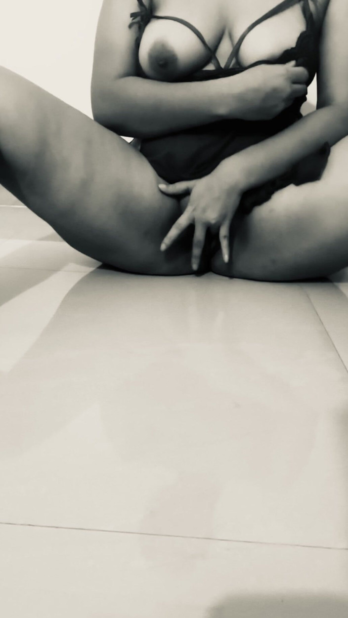 Foxxy_babe: Girlfriend Cheats and Masturbate for BF’s Friends