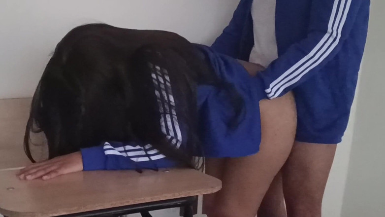 Astrid Cute: これは、教室が空いているときに本当の友達が行うことです。(パート1)