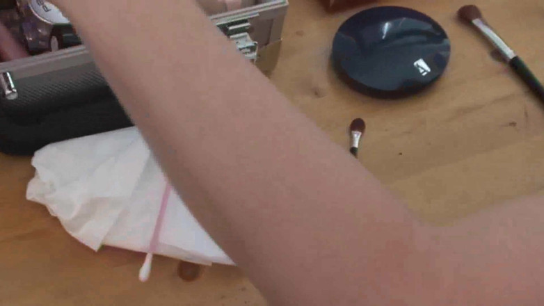 Femdom Austria: Make-up und gesicht putzen