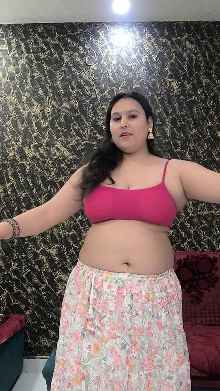 Puja555: Пуджа бхабхи трахает пальцами розовую киску