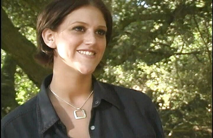 Tight little babes: Perfekte muschi, brünette mit riesigen natürlichen titten wird von einem...