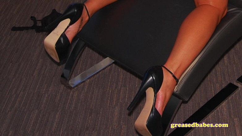 Greased Babes XXX - Greasy Tits and Oiled Asses: Prsatá MILFka předvádí pevný zadek a sexy nohy ve vysokých...
