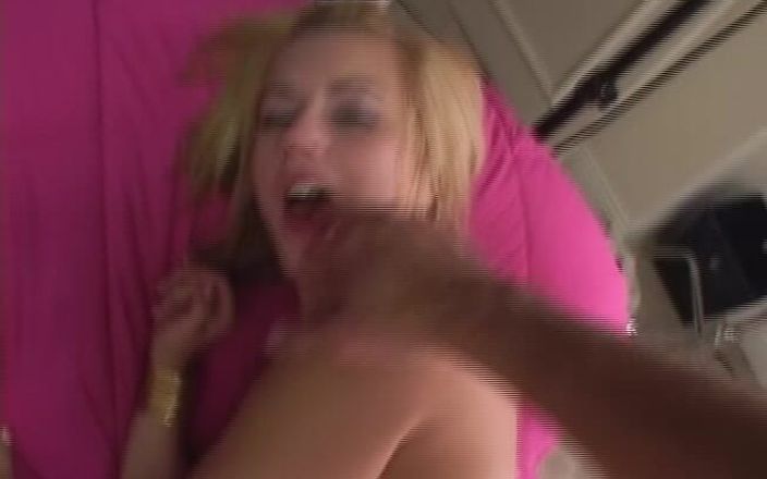 Top Web Models: Lexi belle खूबसूरत छोटे स्तन बबल बट सुनहरे बालों वाली कमसिन देखने का बिंदु लंड चूसती है और चूत की चुदाई करती है