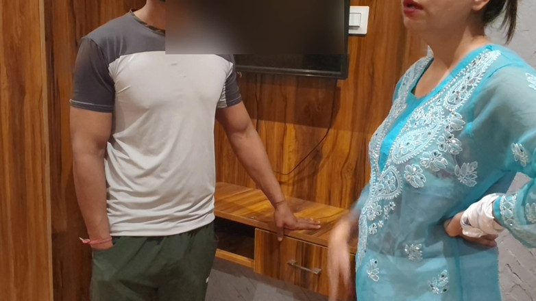 Hornycouple149: Các kỹ sư đến để sửa chữa TV.