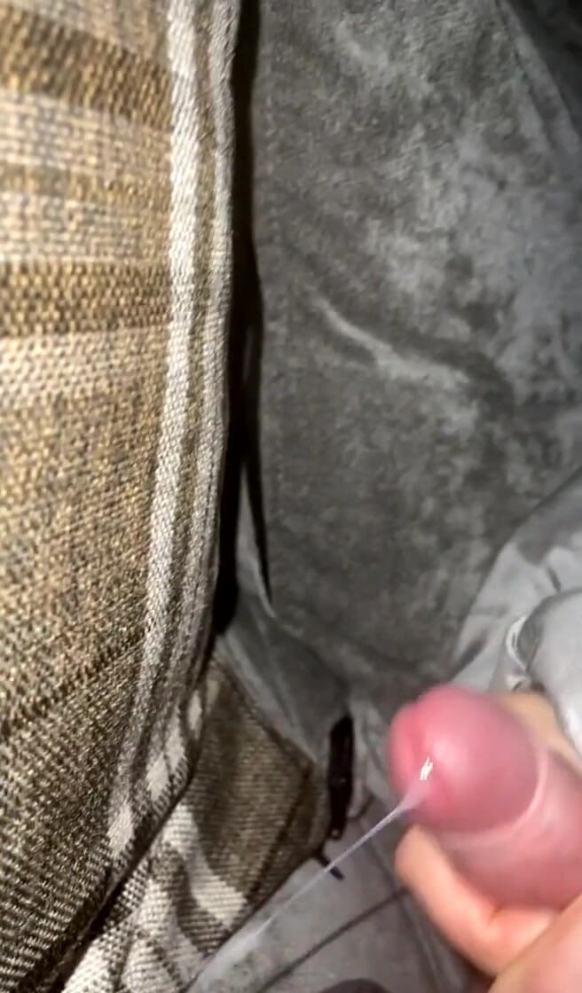 jay jenson: 私の仲間のソファでオナニーをしていたのは、ここで自己隔離しているので、何日もイクことがなかった、アイブは少し混乱したように見えます