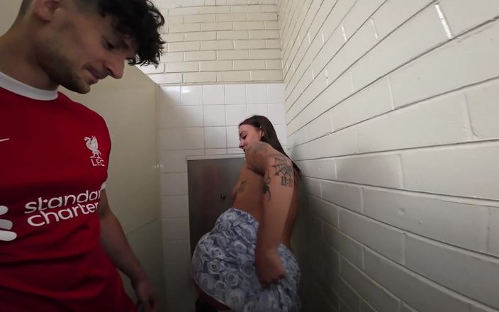Mr LDN Lad: 화장실에서 따먹히는 두 명의 호주 창녀