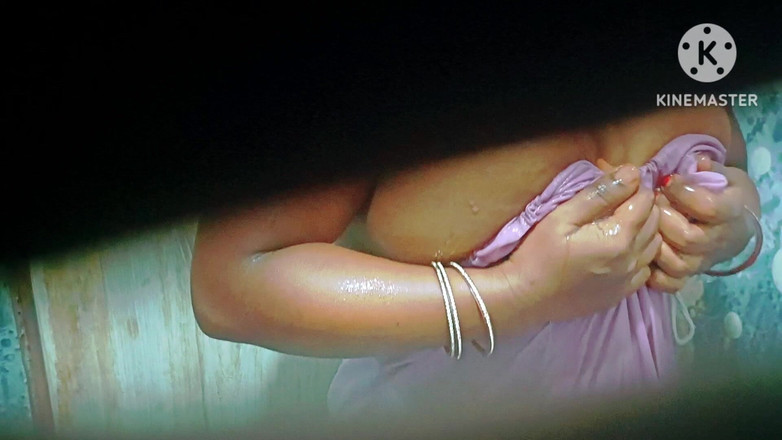 Sweethoneybgl: 巨乳女孩洗澡并勾引她的继兄，当她知道他在偷窥她时