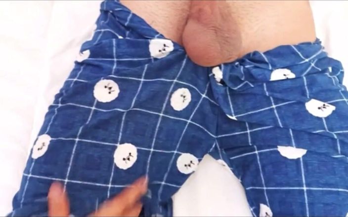 Real sexx studio: Une demi-sœur adolescente et son demi-frère baisent