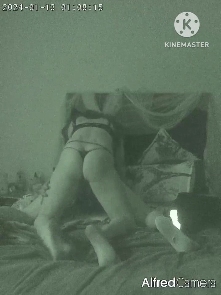 Gigi De La Cruz: Gigi líže Byrona