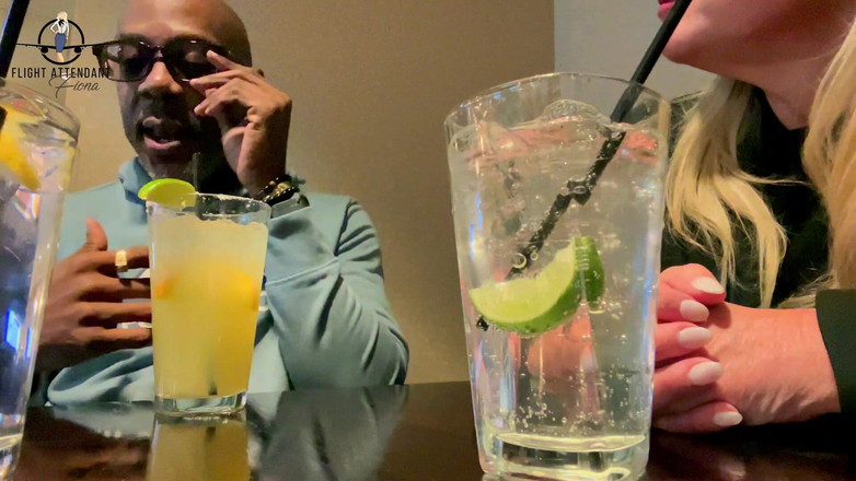 Flight Attendant Fiona: Dostává cukr z velkého černého péra