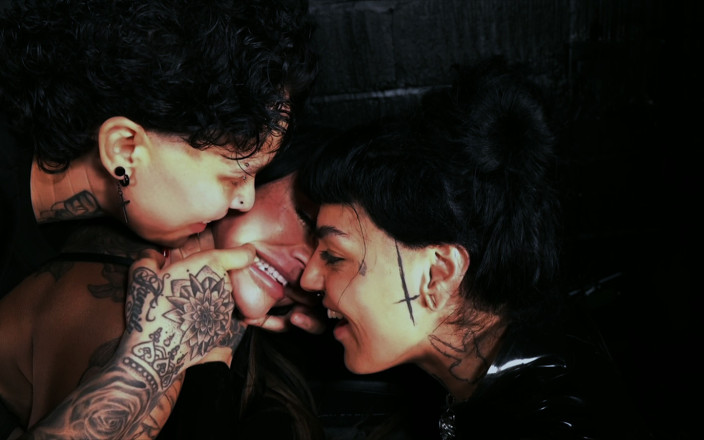 LGB_K_INKED: La miLF tatuata viene scopata da 2 lesbiche calde