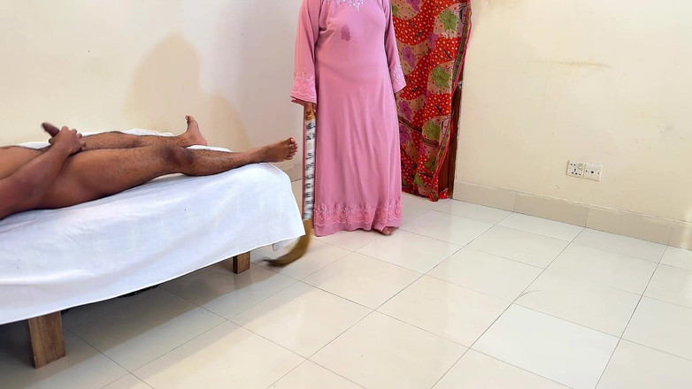 Aria Mia: होटल की व्यापक लड़की ने मुझे लंड हिलाते हुए पकड़ा तो मुझे आश्चर्य हुआ कि वह उसकी गांड चुदाई के साथ वीर्य निकालने में मेरी मदद करती है