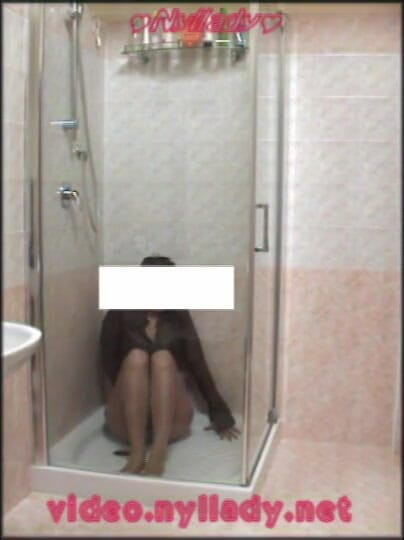 Nyllady: Dalam Bilik Mandi Dengan Pantyhose
