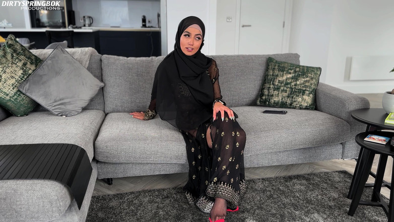 Aaliyah Yasin: Chủ nhà nghỉ đội khăn trùm đầu tìm thấy máy rung và...