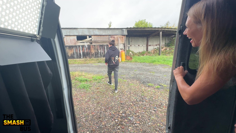 Kourtneyinked: 스매시 버스 픽업 W / 칼리 록스