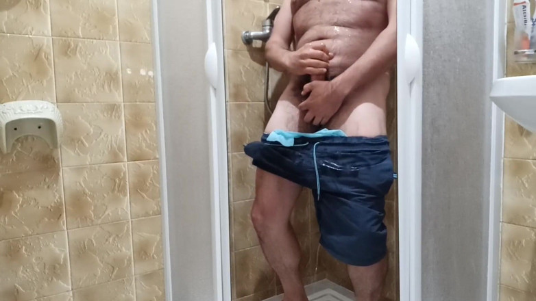 Kinky Guy: Siusiu i wytrysk pod prysznicem