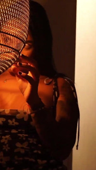 Latina Sensual Melakukan Striptis Dengan Cahaya Rendah