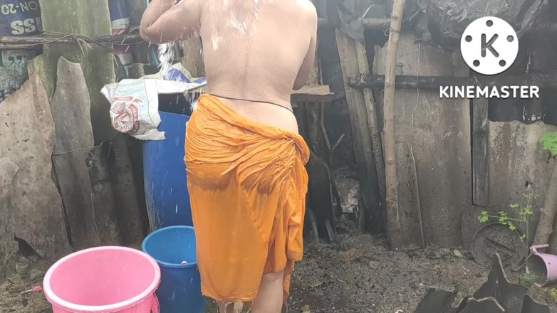 Anita yadav: Anita Yadav bathing in indian style