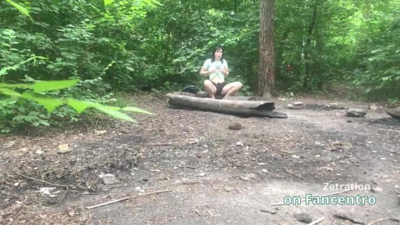 Zetration: 彼女は森の中で甘いブルネットのミルフと自分のアソコを喜ばせていて、私はこっそり見ている!