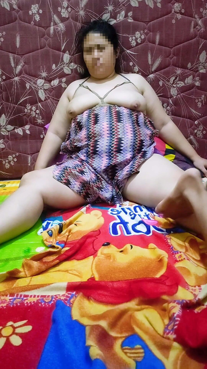 my_wife_chubby: Haar sexy lichaam laten zien. Door lingerie te dragen. Voor...