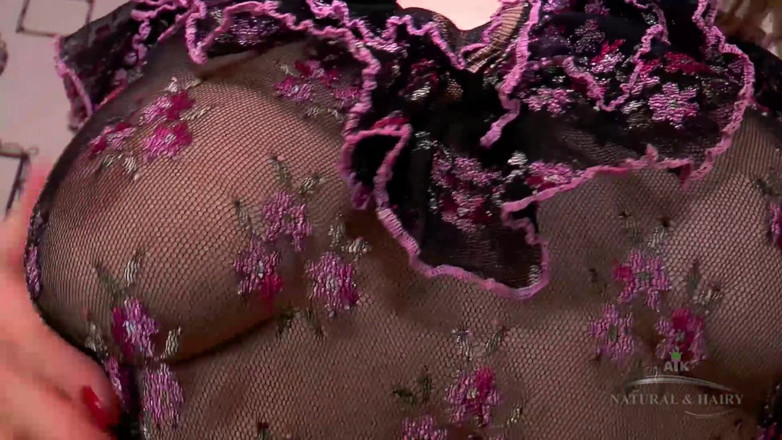 ATK Fans (Petites): MAMĂ SEXY își masturbează pizda păroasă