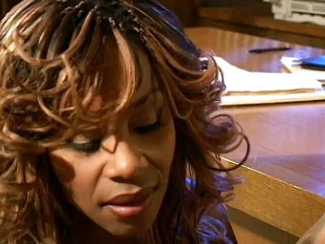 Best Butts: Sexy ebenová brunetka svádí bílou kundičku, aby ji ošukal ve...