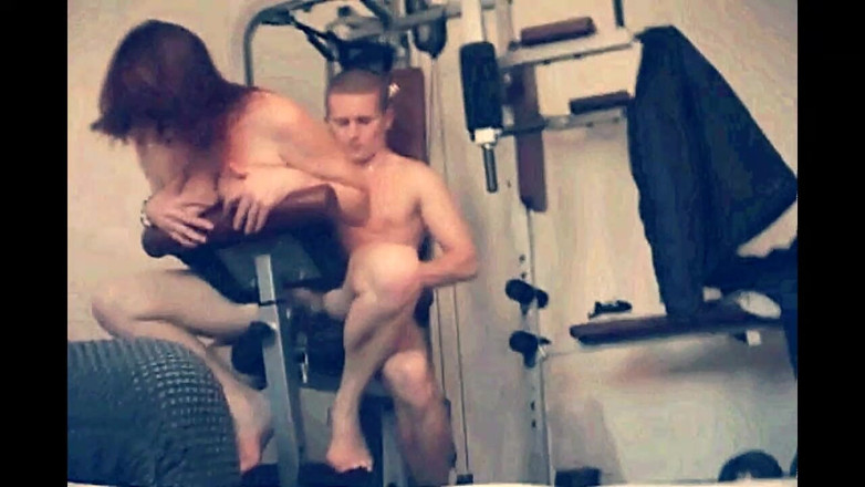 My Dirty Family: 熟女继母选择屁股胜过阴户