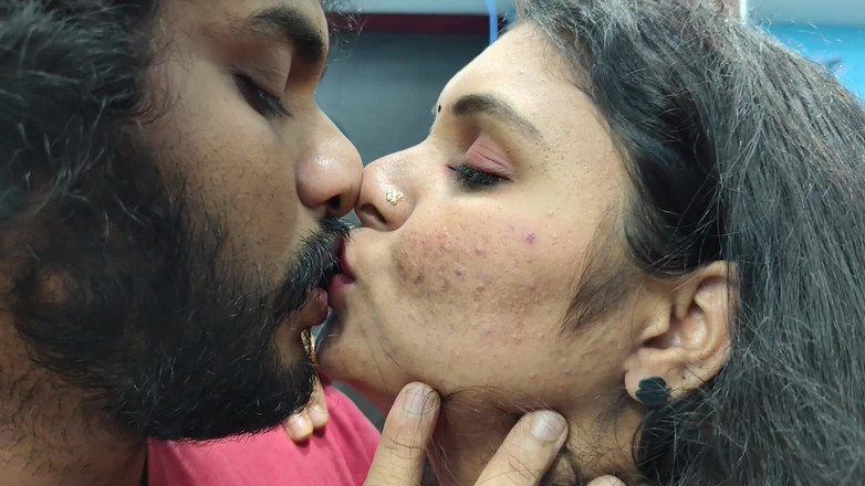 Vaishnavysharunraj: 夜间浪漫部分 - 1，Vaishnavy和Sharun Raj在夜间卧室场景中的热浪漫